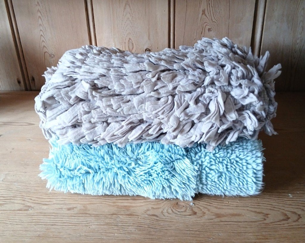 2 tapis de bain épais, Maison & Meubles, Salle de bain | Linge de bain & Accessoires, Enlèvement, Utilisé, Beige, Tapis de bain