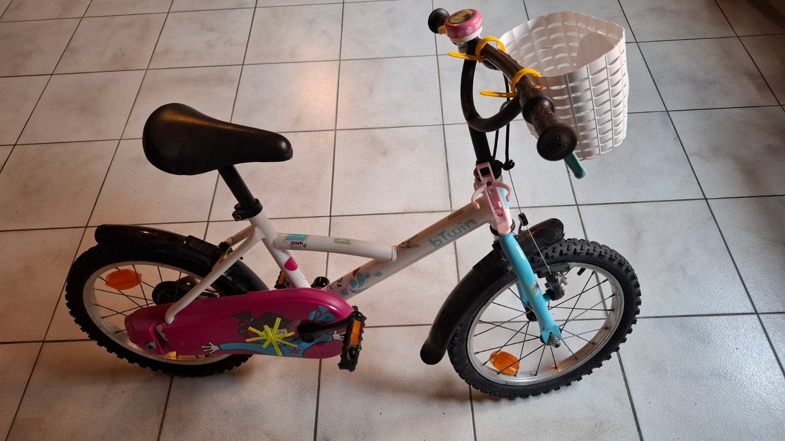 Mooie B'TWIN (Decathlon) 14inch kinderfiets met mandje & bel, Fietsen en Brommers, Ophalen, Gebruikt, Minder dan 16 inch, Btwin Decathlon