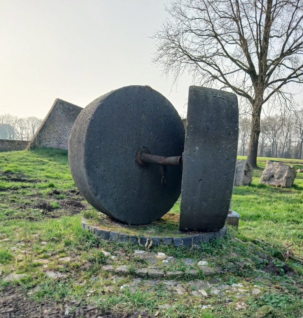 Authentieke kruidmolenstenen 170 cm, Antiek en Kunst, Antiek | Keramiek en Aardewerk, Ophalen