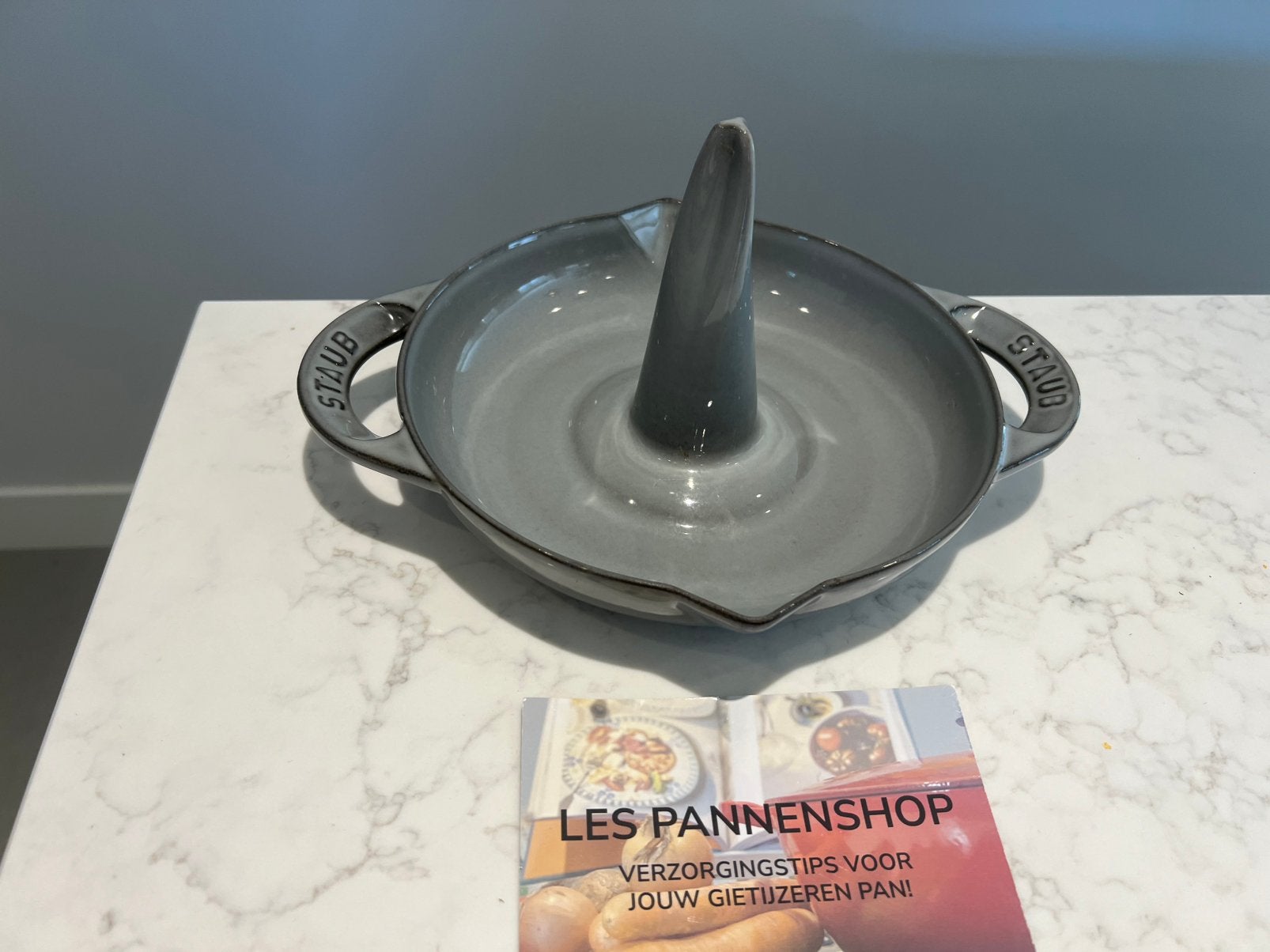 Rôtissoire à poulet vertical Staub en gris graphite, Maison & Meubles, Cuisine | Casseroles & Poêles, Neuf, Cocotte, Fonte, Compatible barbecue