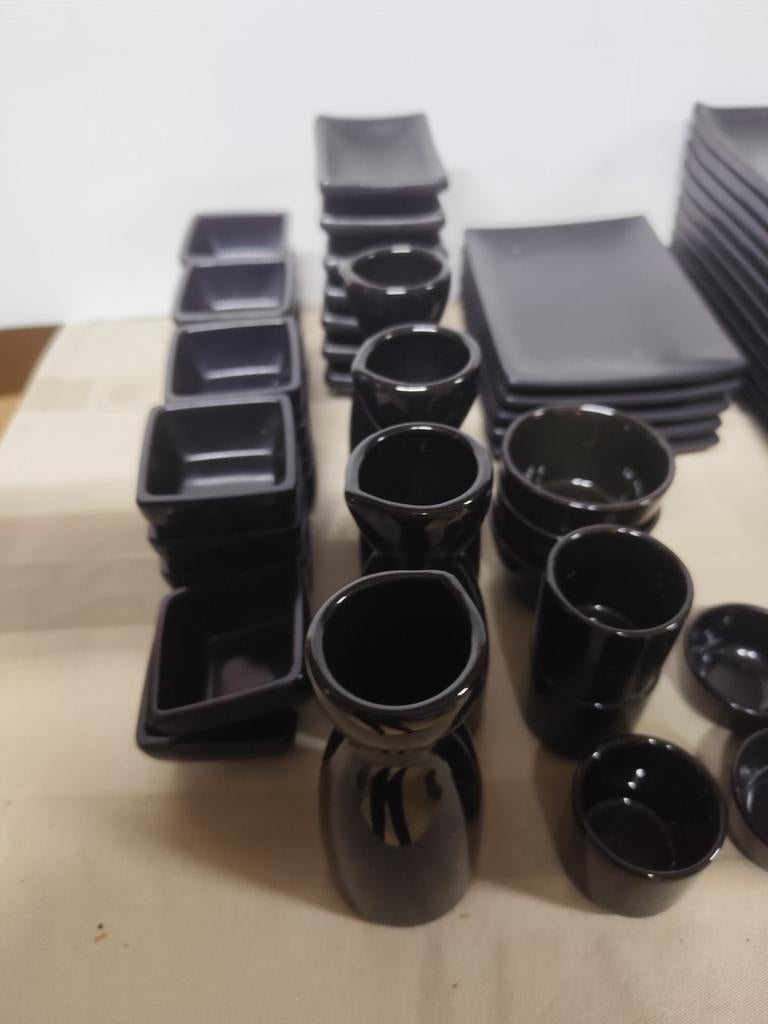 Sushi servies, zwart. Bordje 22/9,5 hier is nog 1 stuk van, Huis en Inrichting, Ophalen, Kom(men)