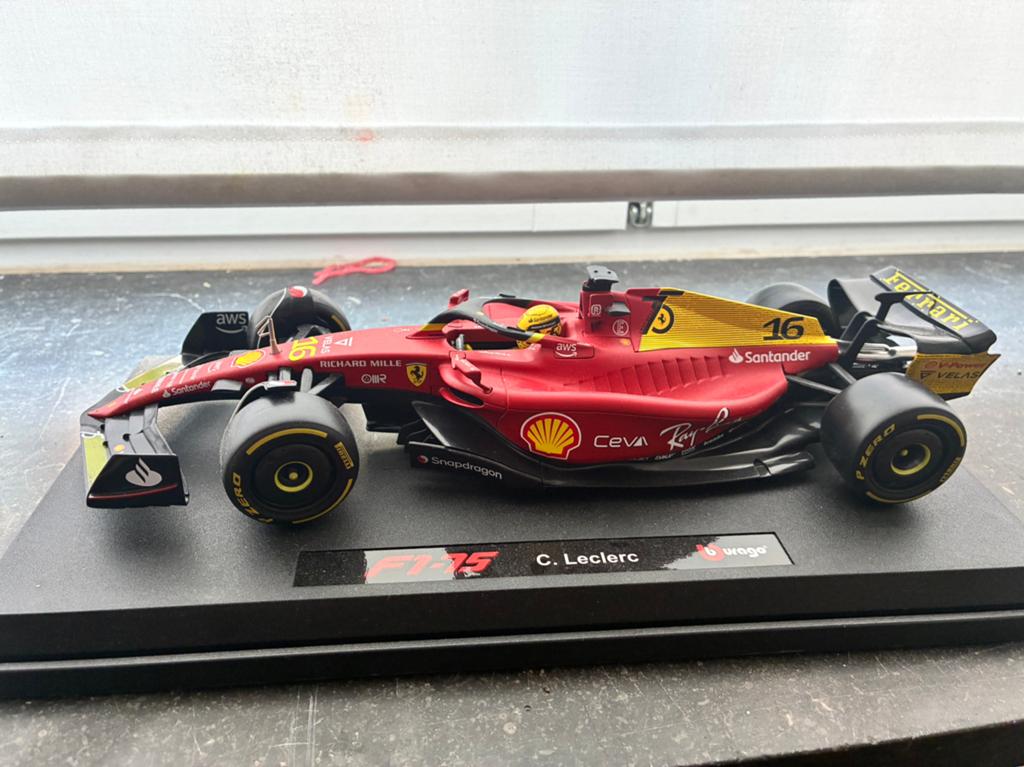 Miniature F1 Ferrari F1-75 (22)- C. Leclerc 1/18 - Bburago, Hobby & Loisirs créatifs, Enlèvement, Comme neuf
