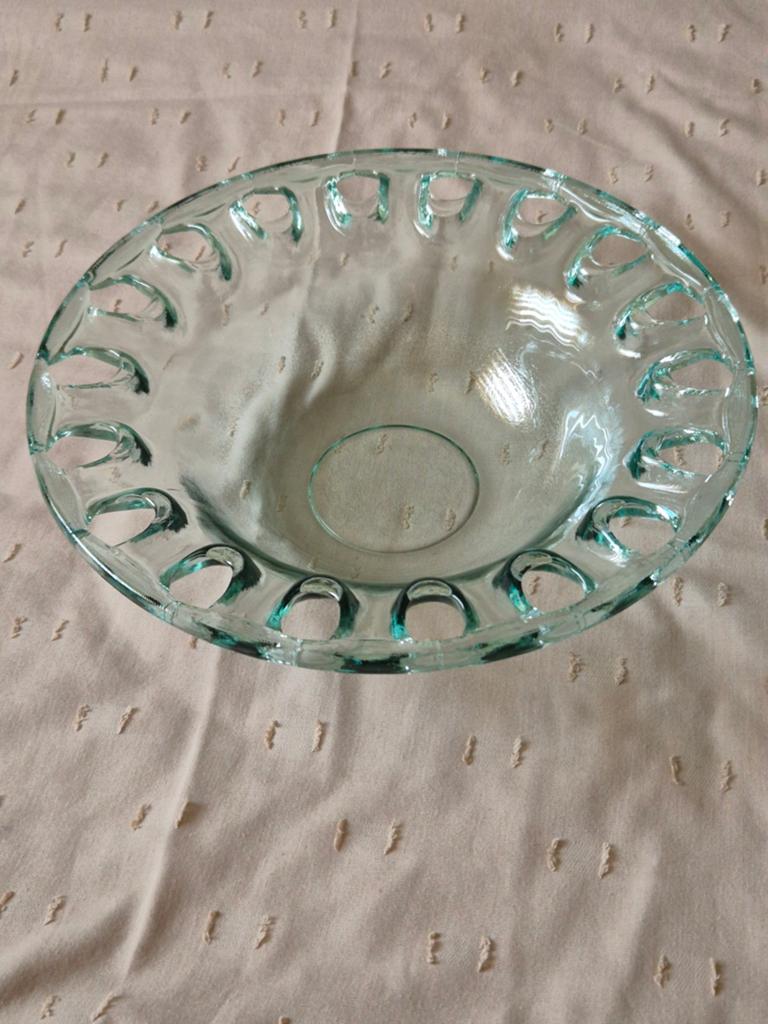 Glazen schotel. Dik glas. Openingen rondom. Groen transparan, Ophalen of Verzenden, Glas, Schaal