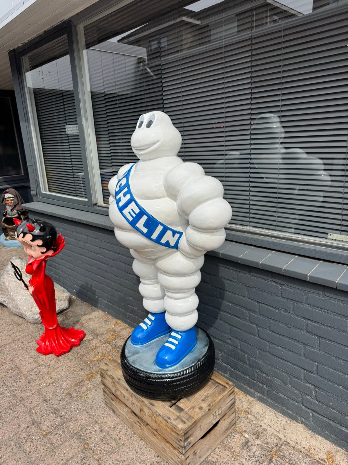 Image publicitaire pour pneus MICHELIN XL, Enlèvement