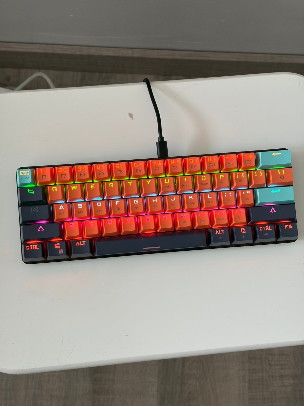 CLAVIER DE JEU À 60 % (commutateurs rouges), Informatique & Logiciels, Clavier gamer, Comme neuf, Enlèvement, Qwerty