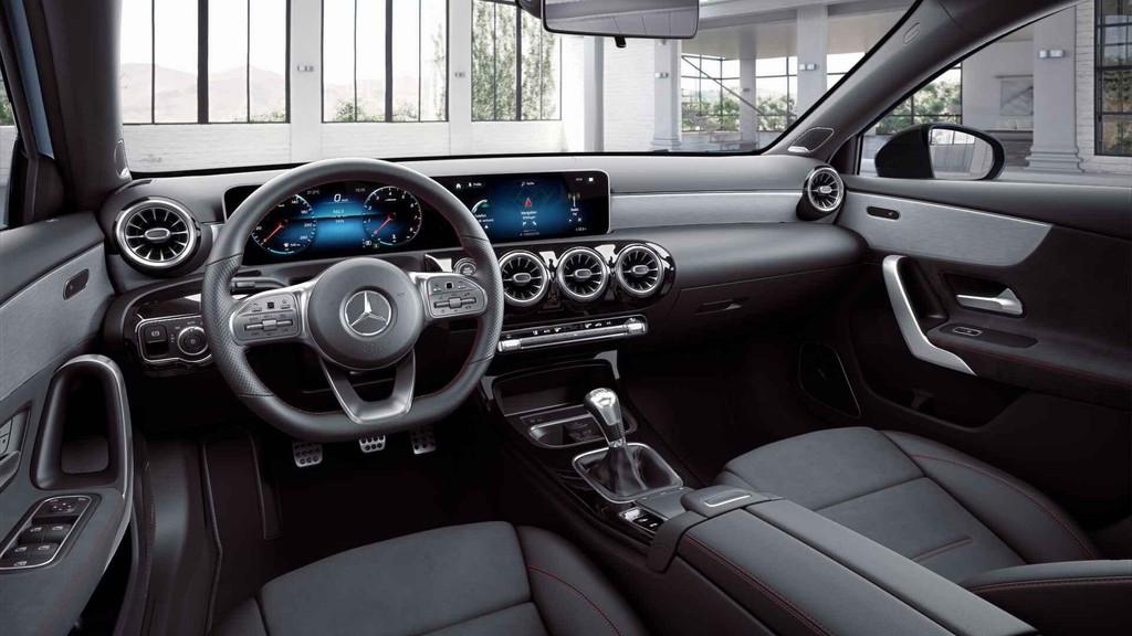 Mercedes-Benz A-klasse 180 Hatchback AMG Line | Panoramisch, Auto's, Stof, Gebruikt, Zwart, 136 pk