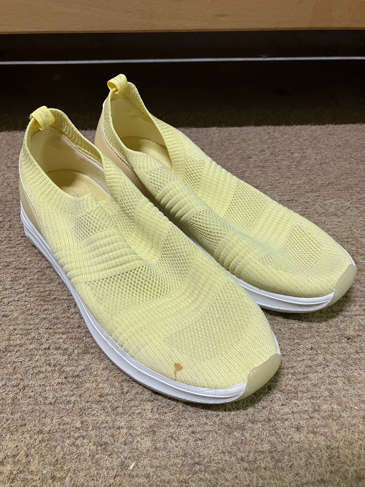 Gele sneakers / instappers elastische stof maat 41, Ophalen of Verzenden, Nieuw, Bruin, Instappers