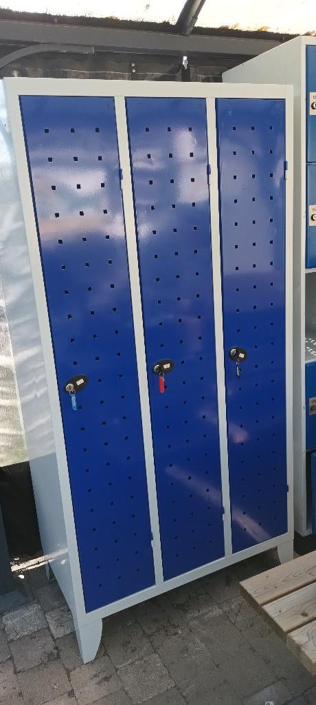 Metalen locker kast met drie deuren, Ophalen, Gebruikt