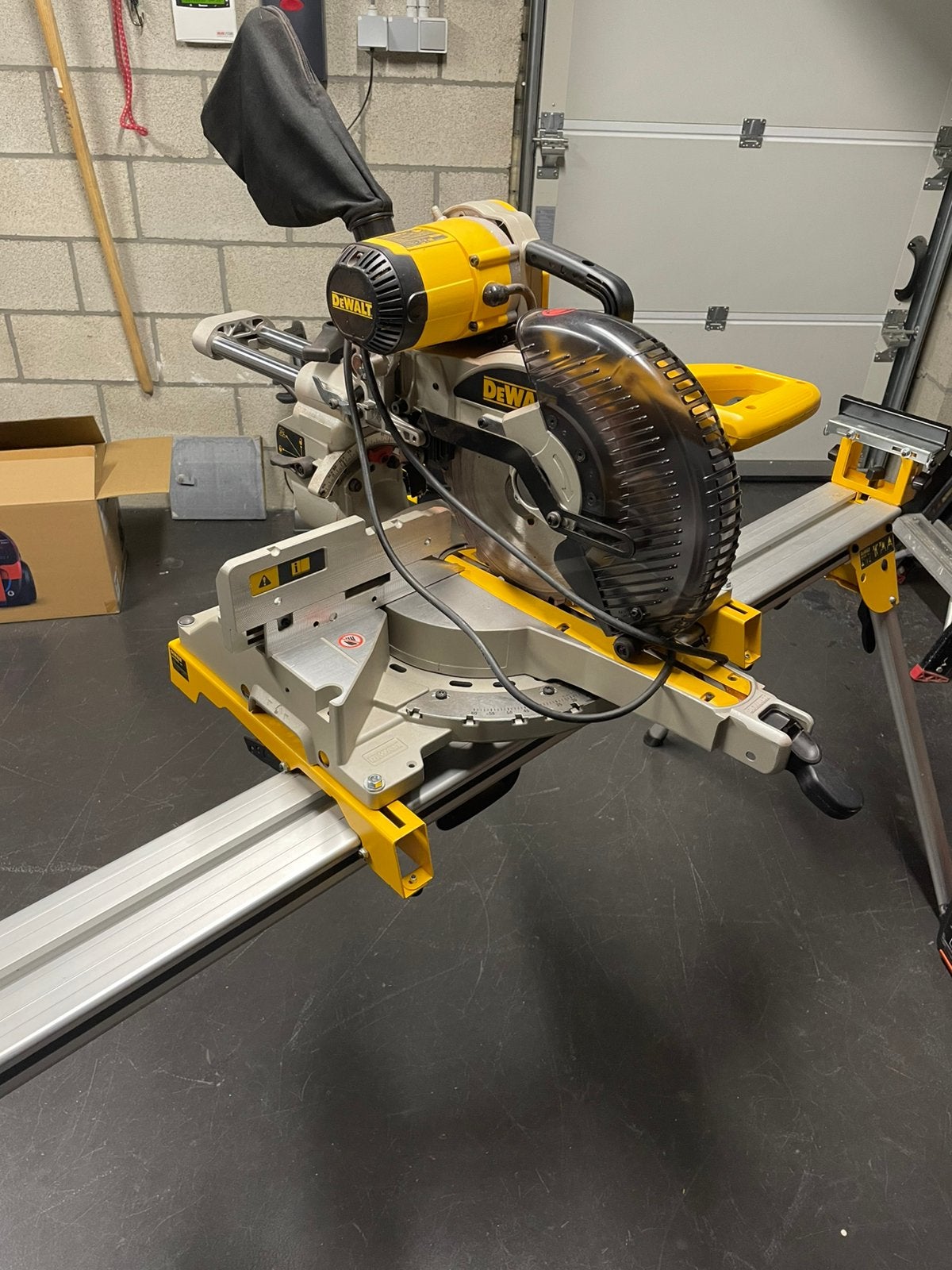 Zaagmachine met tafel, Ophalen, Zo goed als nieuw