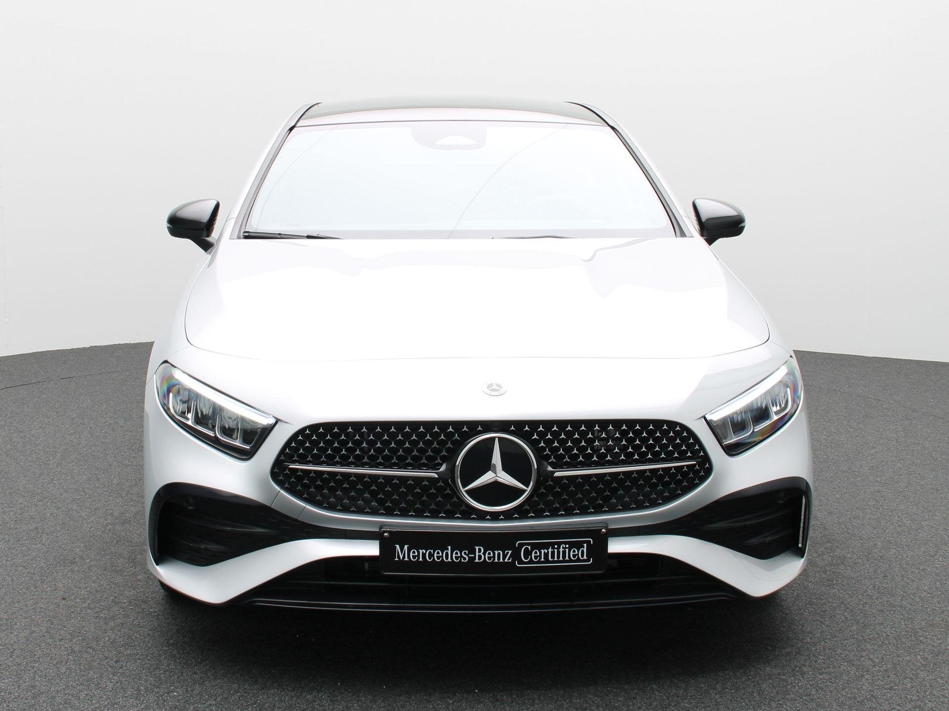 Mercedes-Benz A 250 e AMG Line Limousine + PANORAMISCH DAK +, Auto's, Stof, Gebruikt, Zwart, 16 kWh