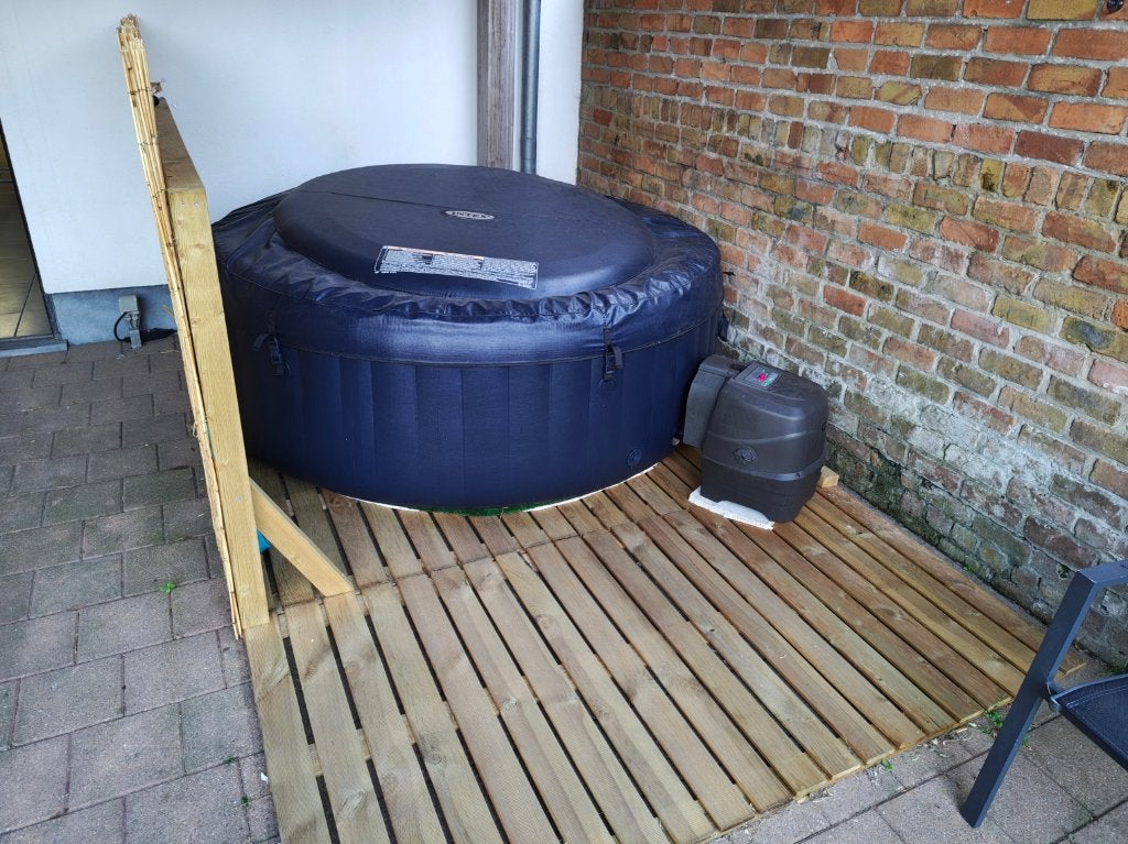 Complete Set: Intex PureSpa Jacuzzi + houten vlondertegels, Tuin en Terras, Ophalen, Gebruikt, Afdekzeil, Opblaasbaar