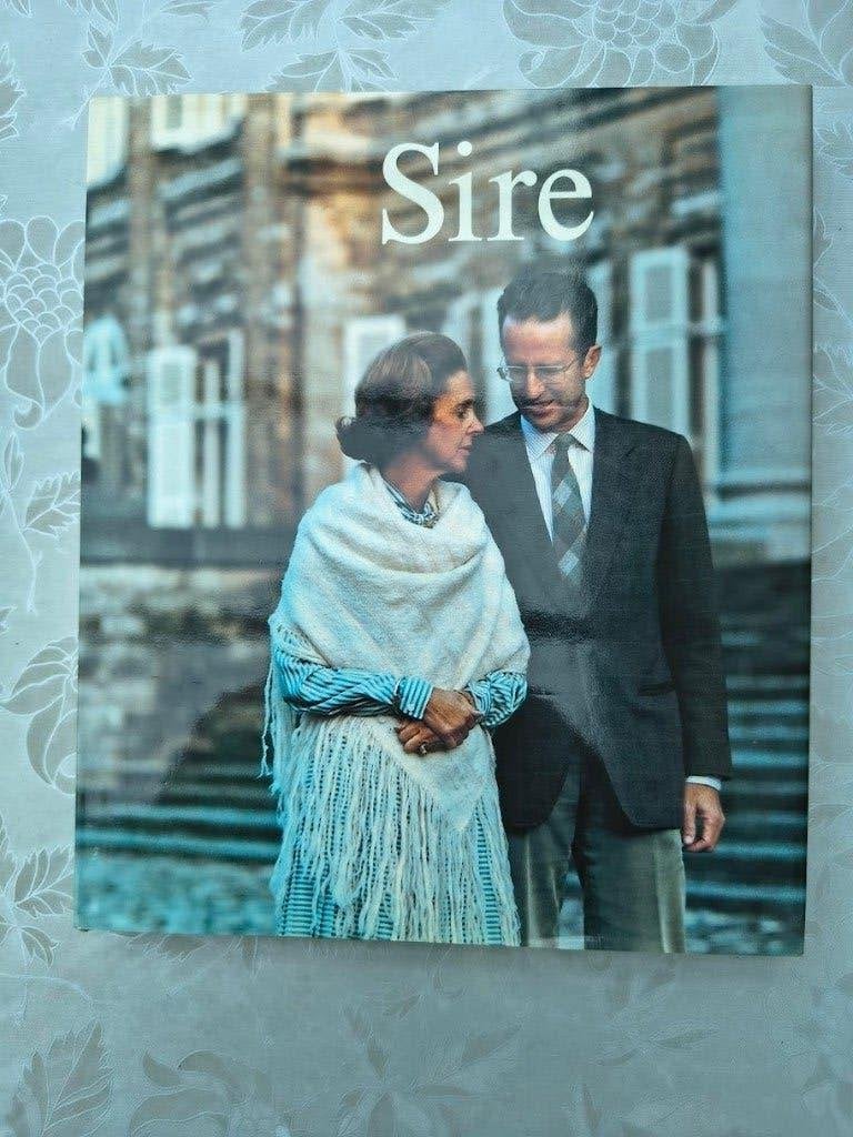 Sire  Fotoboek over Koning Boudewijn en Koningin Fabiola, Verzamelen, Ophalen of Verzenden, Zo goed als nieuw, Tijdschrift of Boek