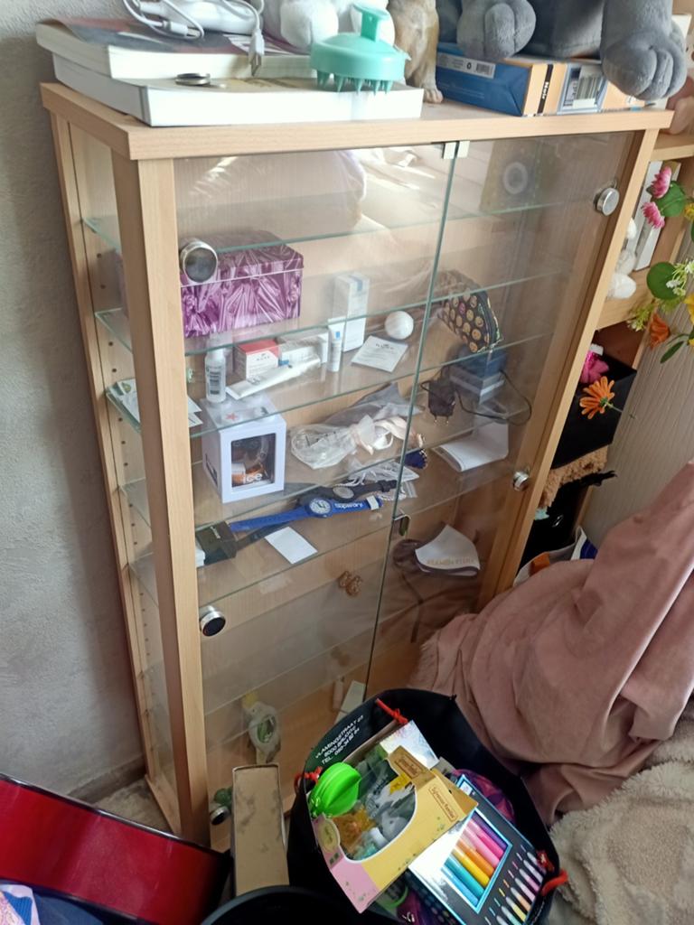 Ophangvitrine kast met slot niet de inhoud, Ophalen