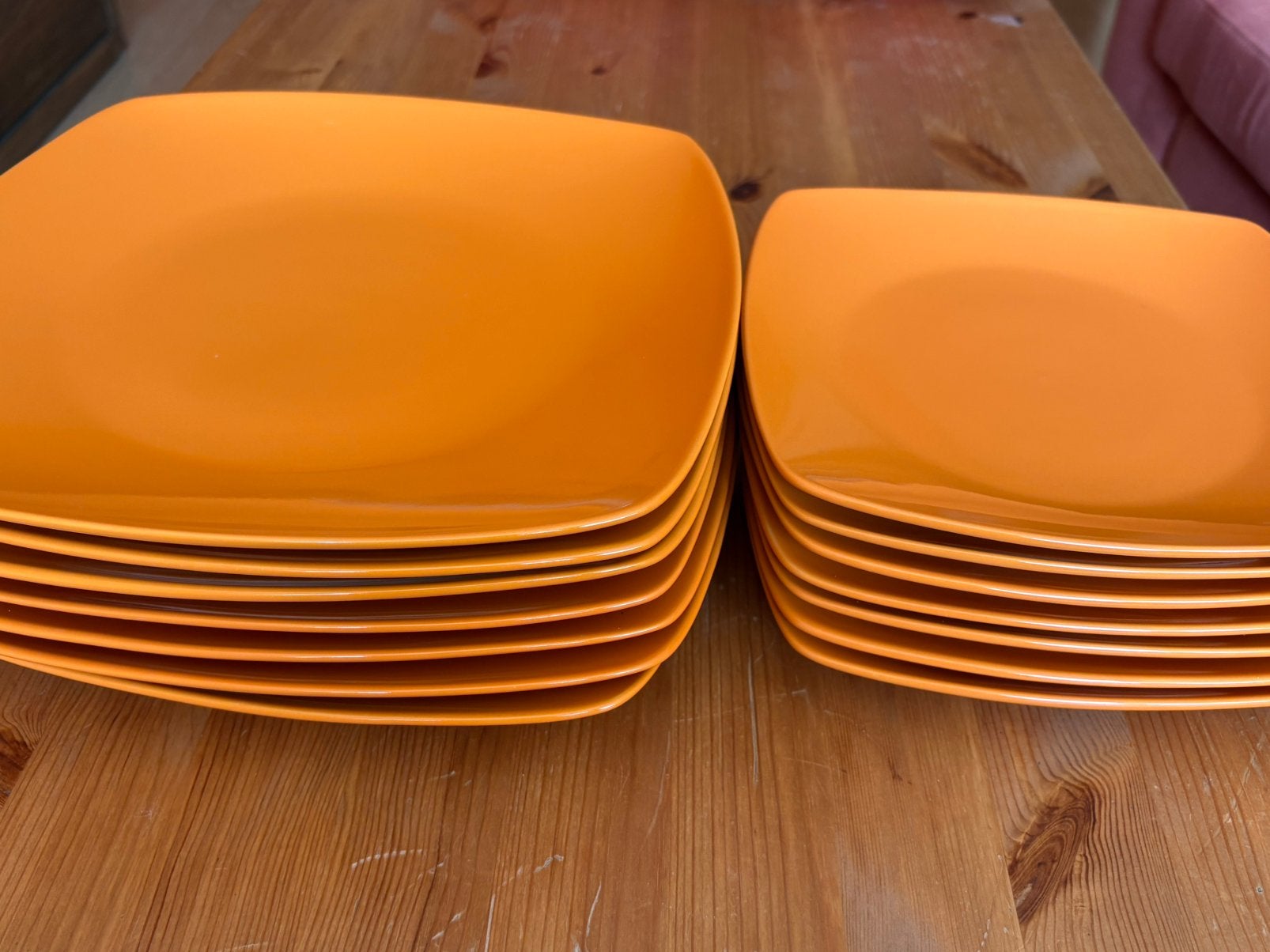 Set van 7 grote en 7 kleine vierkante en oranje borden, Huis en Inrichting, Ophalen, Overige merken, Keramiek, Zo goed als nieuw