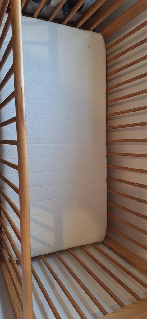 Lit bébé avec matelas propre, Enfants & Bébés, Enlèvement, Matelas