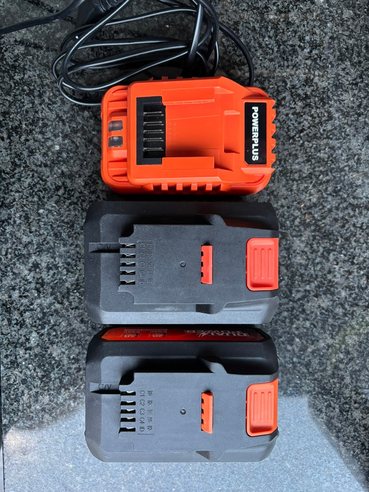 2 nieuwe batterijen + oplader power plus, Ophalen of Verzenden, Zo goed als nieuw