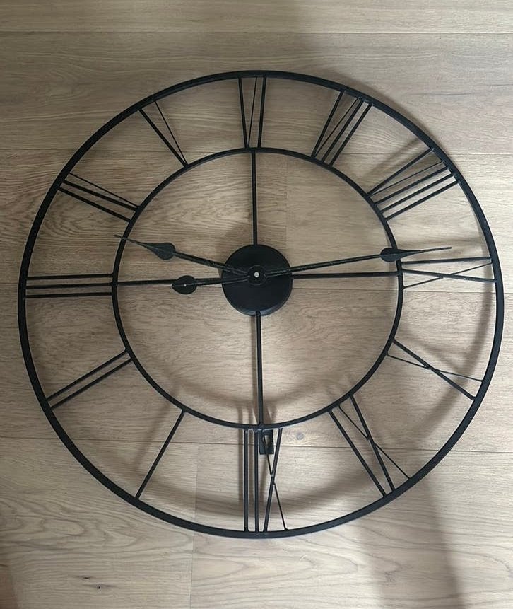 Metalen wandklok - Romeinse Cijfers (60cm diameter), Huis en Inrichting, Woonaccessoires | Klokken, Zo goed als nieuw, Wandklok