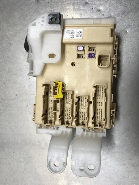 BOITIER FUSIBLES Toyota Auris (E18) (01-2012/03-2019), Utilisé, Toyota