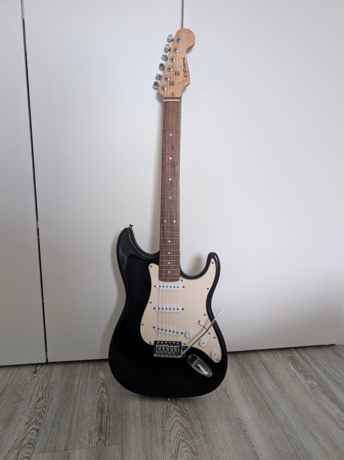 C/Giant Stratocaster style met Super Slinky snaren, Ophalen, Zo goed als nieuw