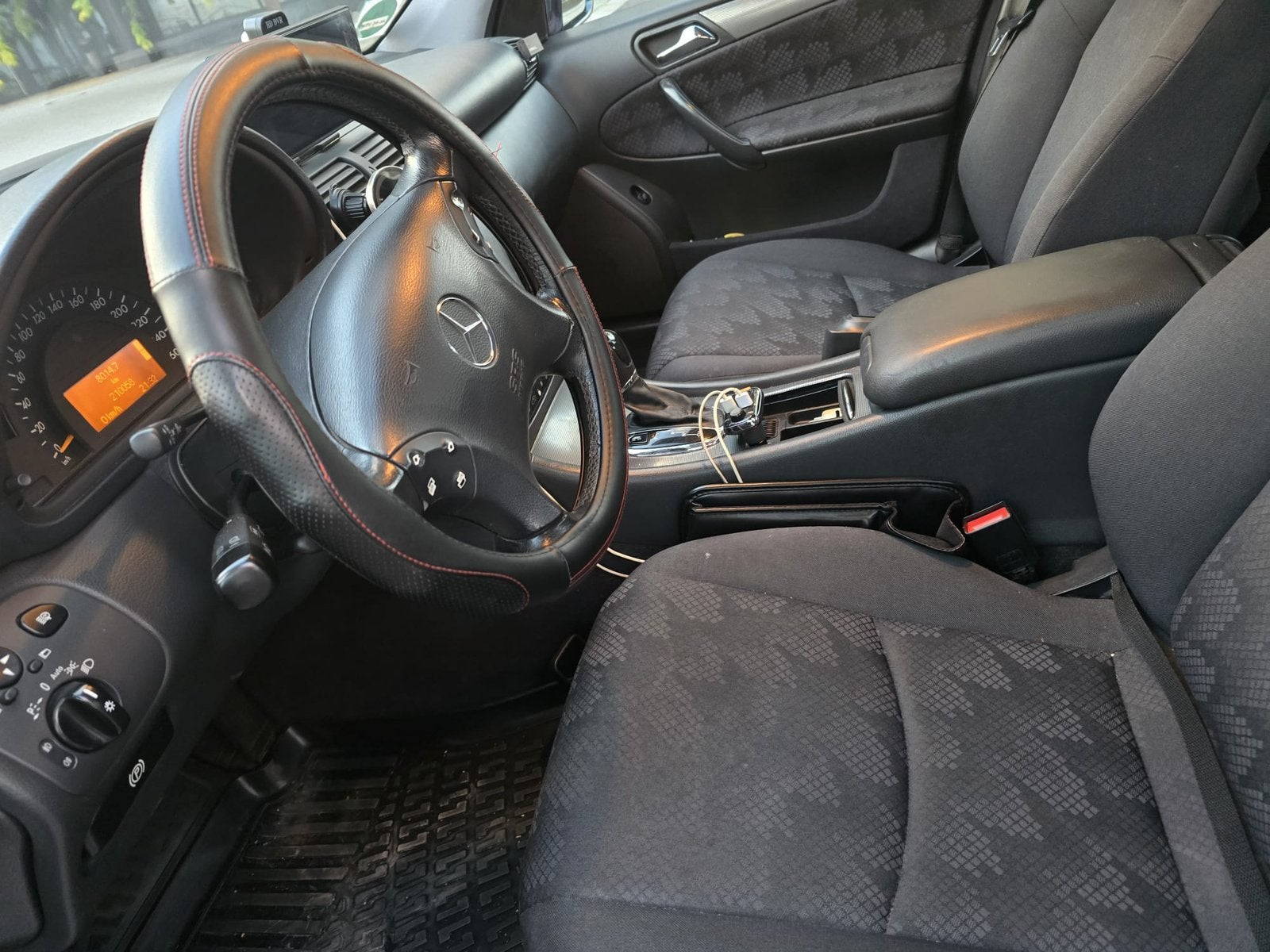 Mercedes-Benz Classe C Avantgarde (2002) - Nouveaux pneus !, Autos, Argent ou Gris, Achat, Noir, 5 portes