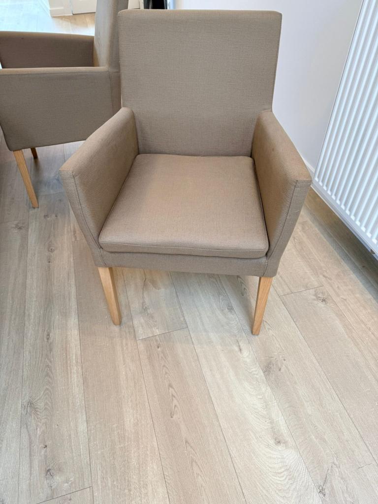 8 Stoelen met comfortabele armleuning (beige), Huis en Inrichting, Stoelen, Ophalen, Overige kleuren, Zo goed als nieuw, Stof