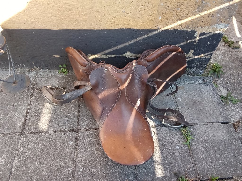 Une selle en cuir et tapis de selle, Enlèvement