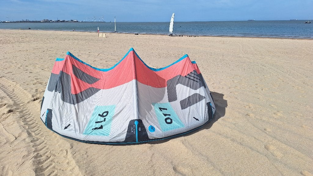 Kite 9m² duotone rebele sls 2023, Sports nautiques & Bateaux, 9 m², Comme neuf, Kite, Enlèvement