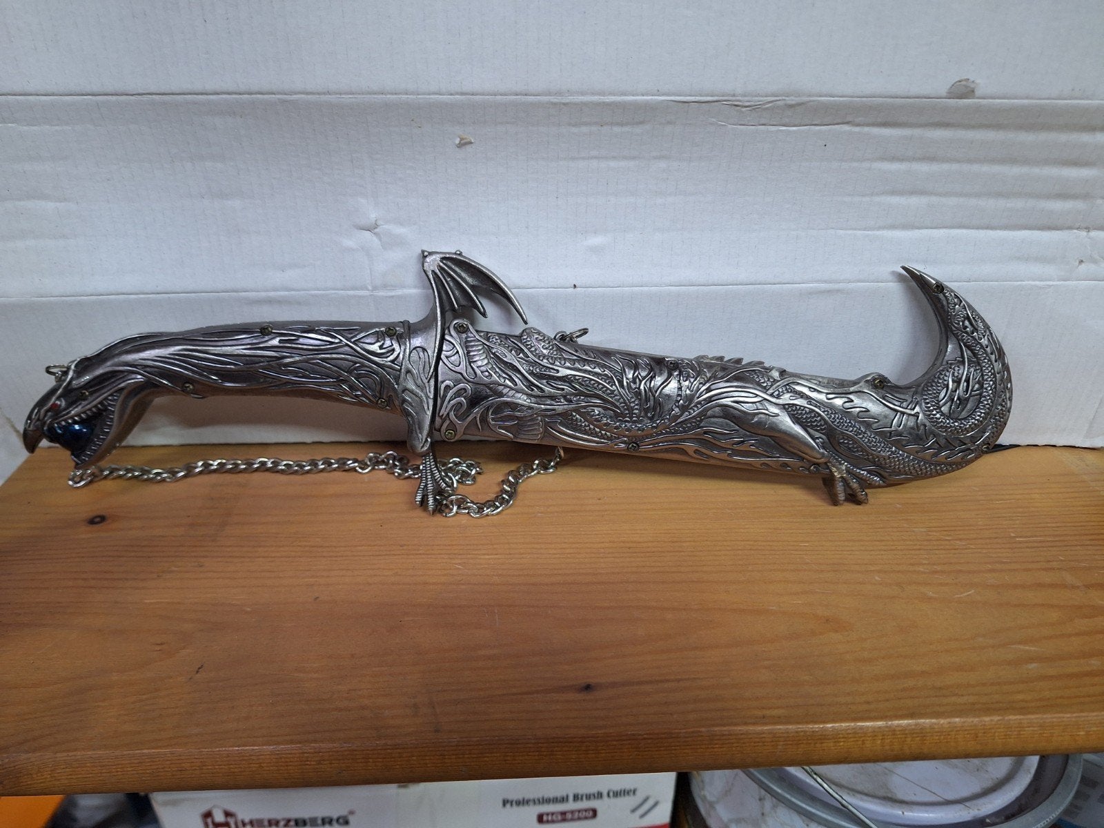 groot decoratieve dolk, Ophalen