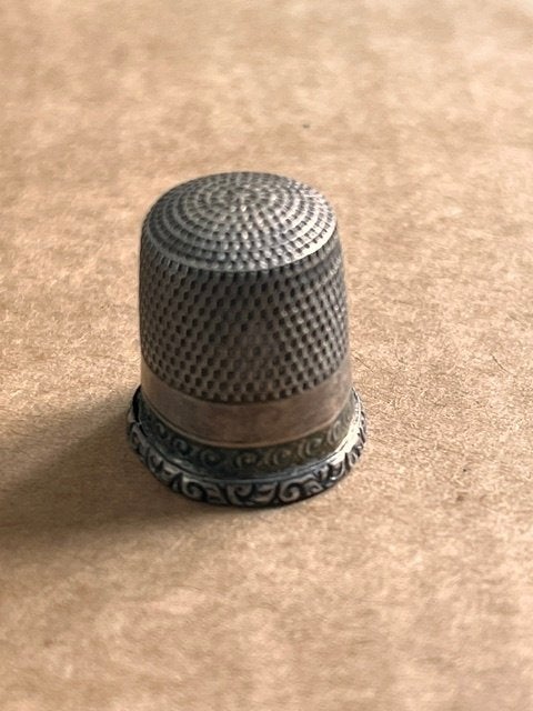 Antiek zilveren vingerhoedje, Collections, Dés à coudre, Enlèvement ou Envoi, Utilisé, Argent