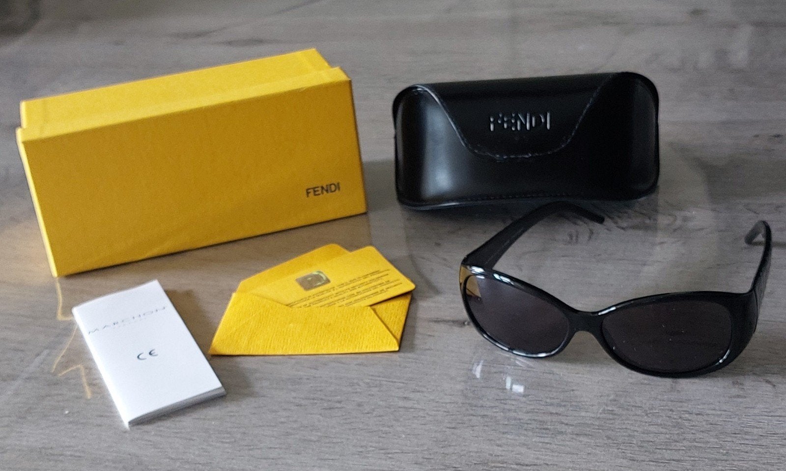 Fendi zonnebril zwart met originele etui en doos., Handtassen en Accessoires, Zonnebrillen en Brillen | Heren, Bril, Zwart, Ophalen of Verzenden