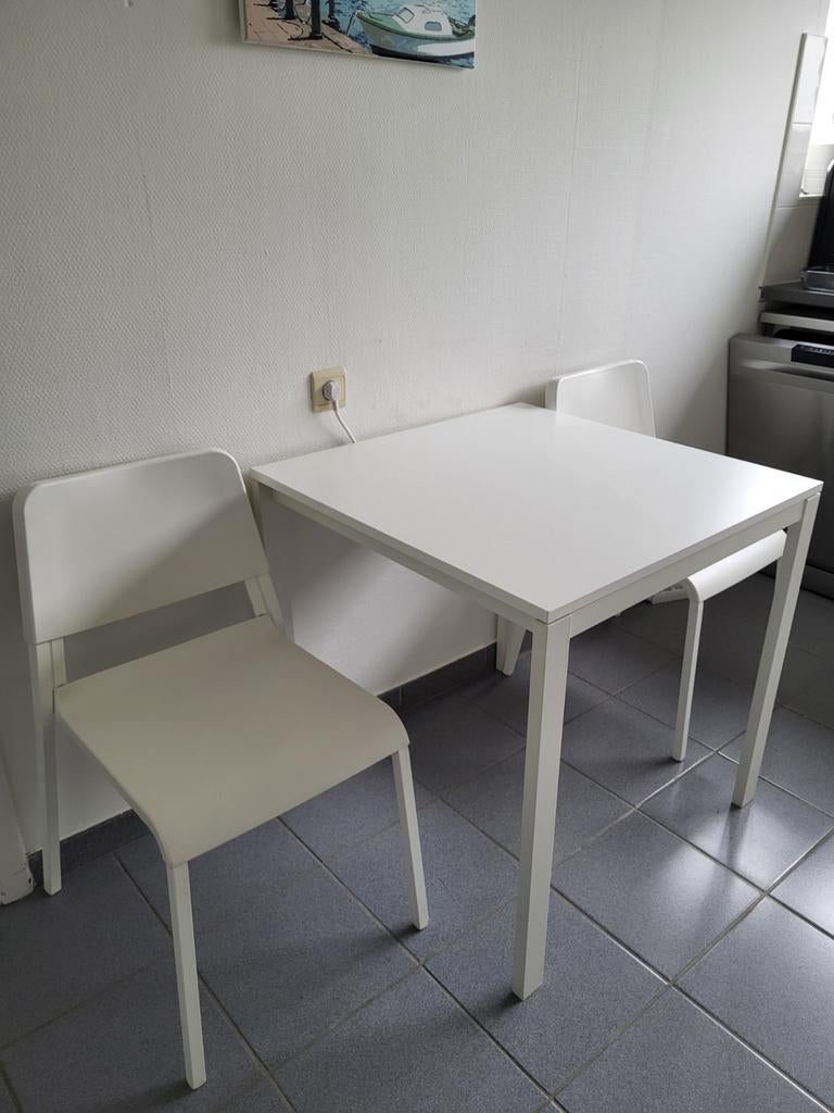 een tafel ikea en twee stoelen, Huis en Inrichting, Ophalen