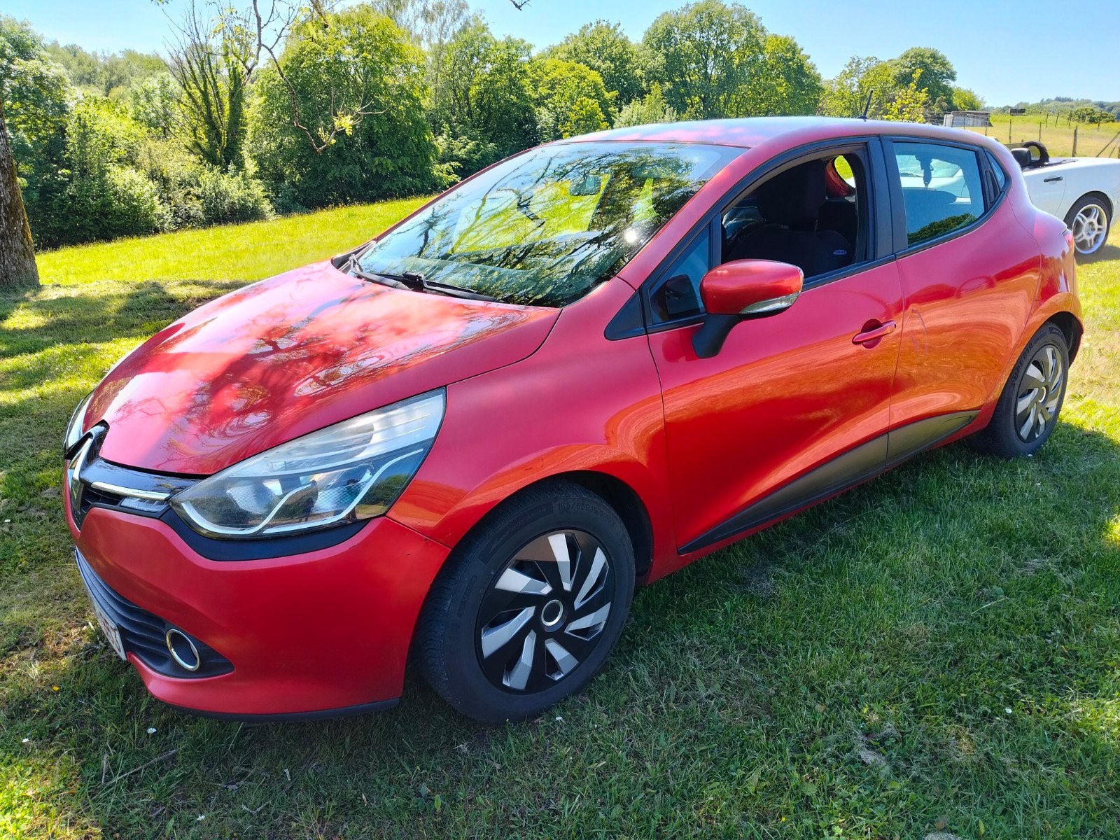 Renault Clio 4 1500 dci., Autos, Renault, Rouge, Euro 5, Boîte manuelle, Noir
