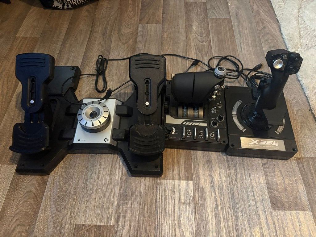 Saitek X-56 Rhino HOTAS + Logitech Rudder Pedals, Enlèvement, Comme neuf, Logitech