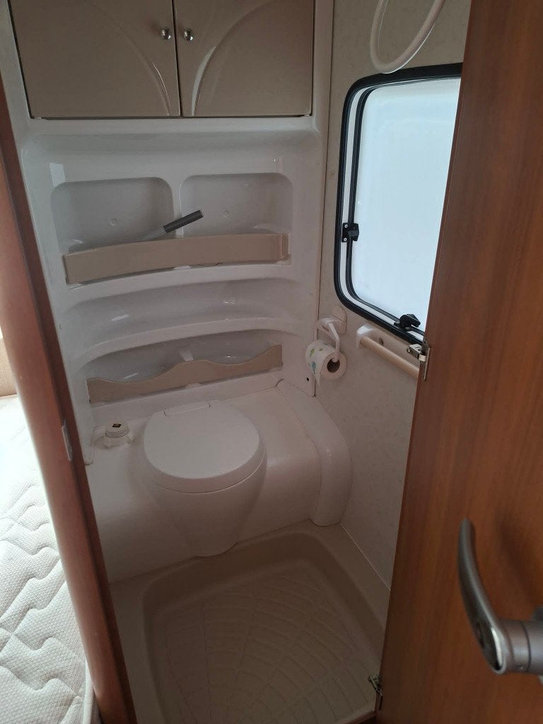 Caravan Hobby 495 Exellent, Caravanes & Camping, Caravanes, Particulier, jusqu'à 4, 1000 - 1250 kg, Banquette en rond, Hobby, Grand lit