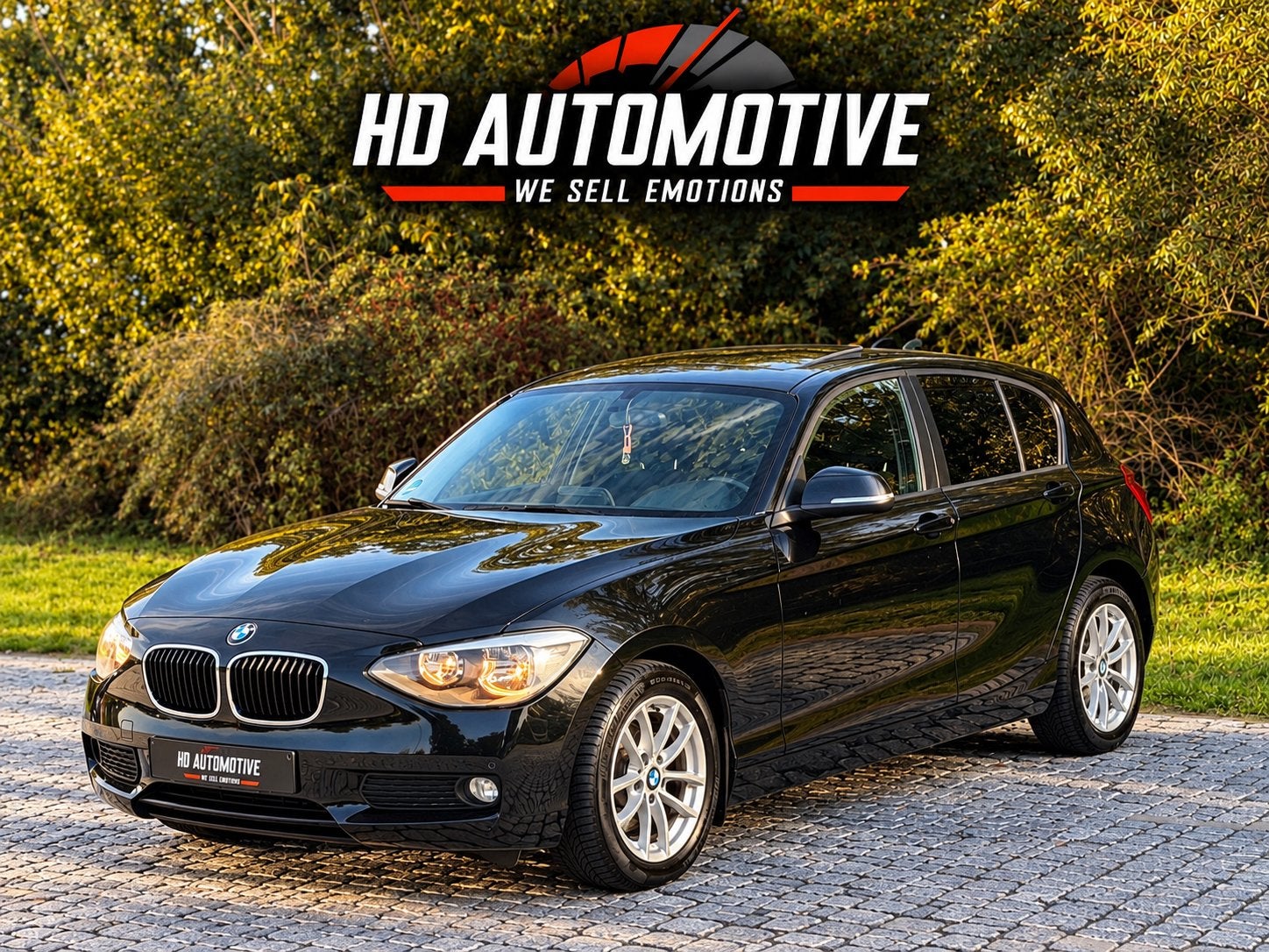 BMW F20 116i • AUTOMATIC • OPENDAK • NAVI • PDC • 5DEURS, Auto's, Zwart, 4 cilinders, Zwart, Bedrijf