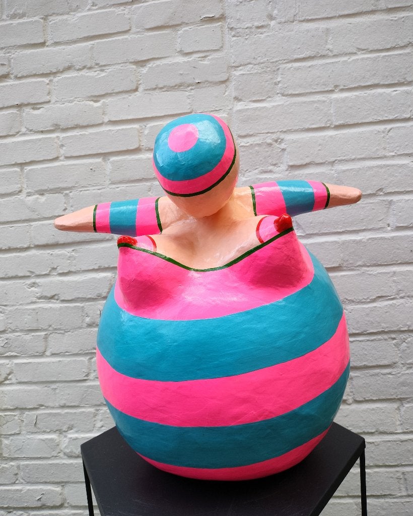 Trijnie Wubbolt. Josta Small Pink&Blue. 49x48. Papier-maché., Antiquités & Art, Art | Objets design, Sculpture, Fait main, Papier/carton