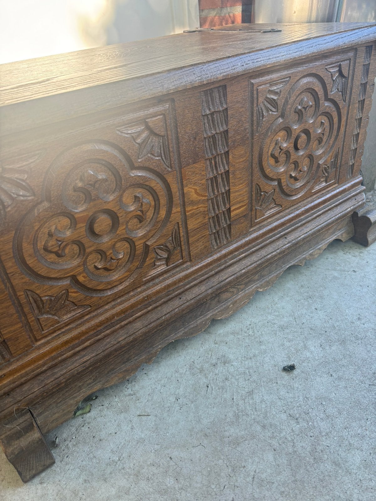 Antieke houten kist met houtsnijwerk, Ophalen