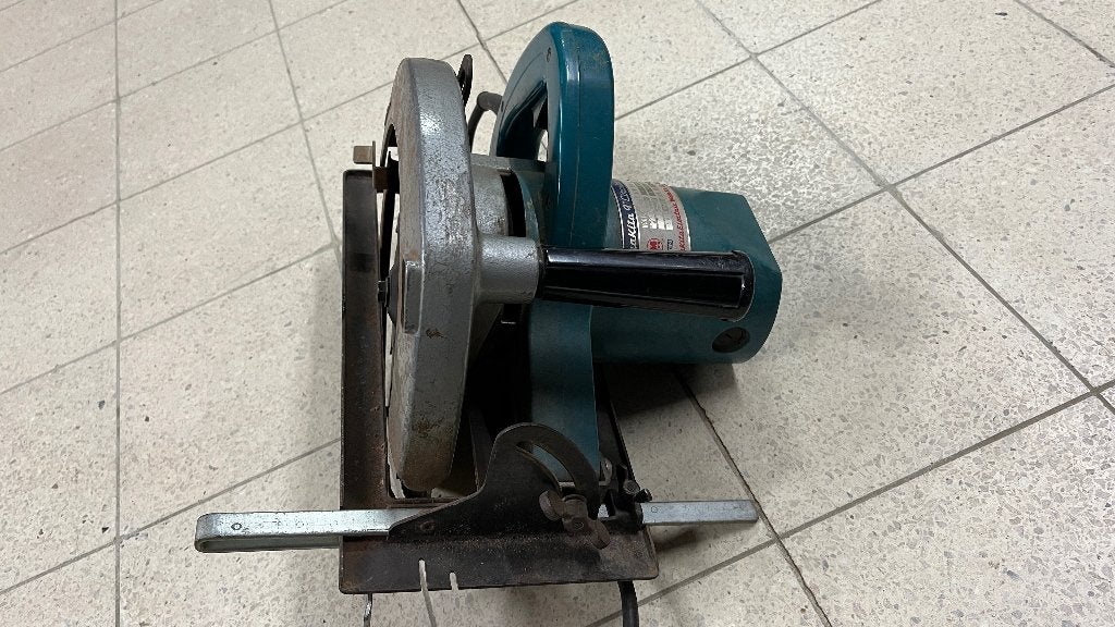 Scie circulaire Makita 5900 b, 1200 watts ou plus, 70 mm ou plus, Enlèvement, Utilisé