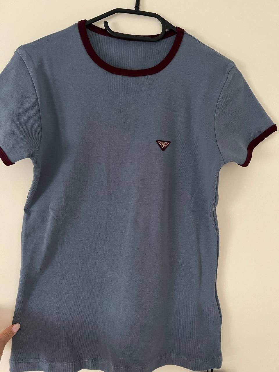 Prada T-shirt – blauw met bordeaux details M
 M, Kleding | Heren, Ophalen of Verzenden, Maat 48/50 (M), Blauw