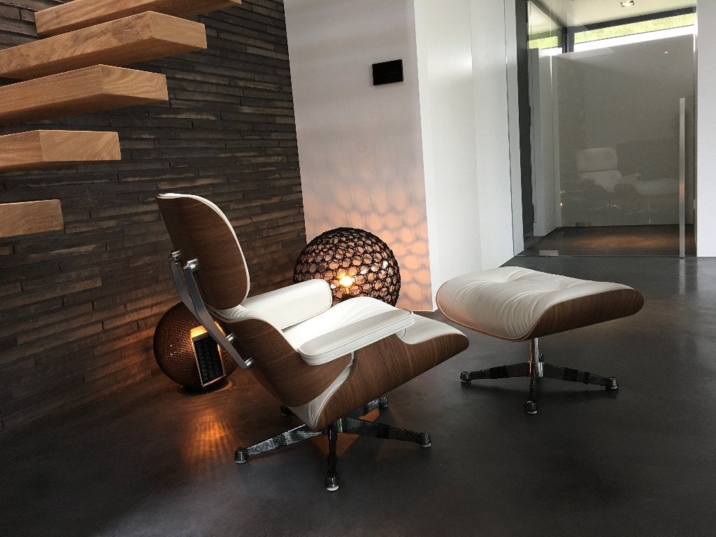 Vitra Lounge Chair + Ottoman Notenhout Snow NIEUW in doos, Huis en Inrichting, Ophalen, Nieuw, Leer, High-end Furniture
