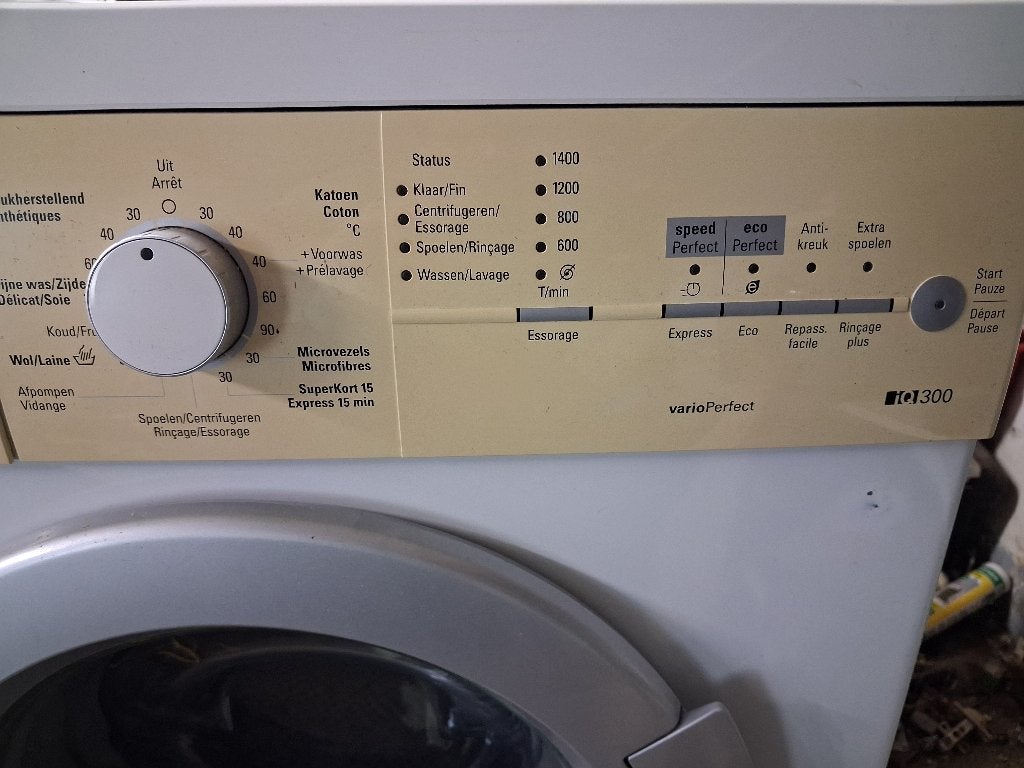 MACHINE A LAVER SIEMENS IQ 300, 1200 à 1600 tours, 85 à 90 cm, 4 à 6 kg, Chargeur frontal