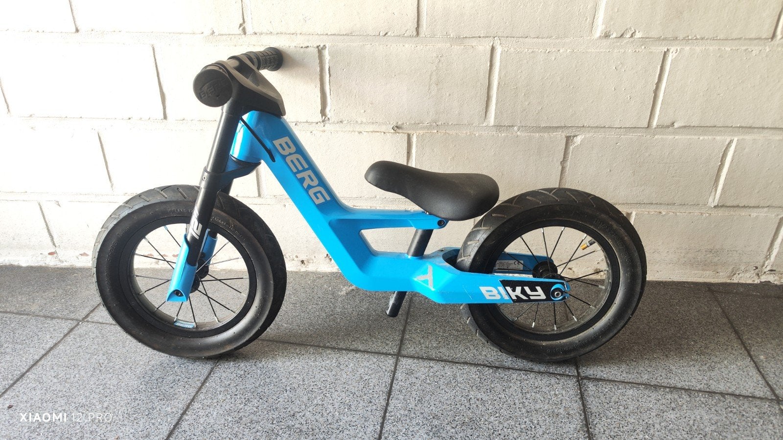 BERG Biky 12" loopfiets met handrem, Kinderen en Baby's, Speelgoed | Buiten | Voertuigen en Loopfietsen, Ophalen