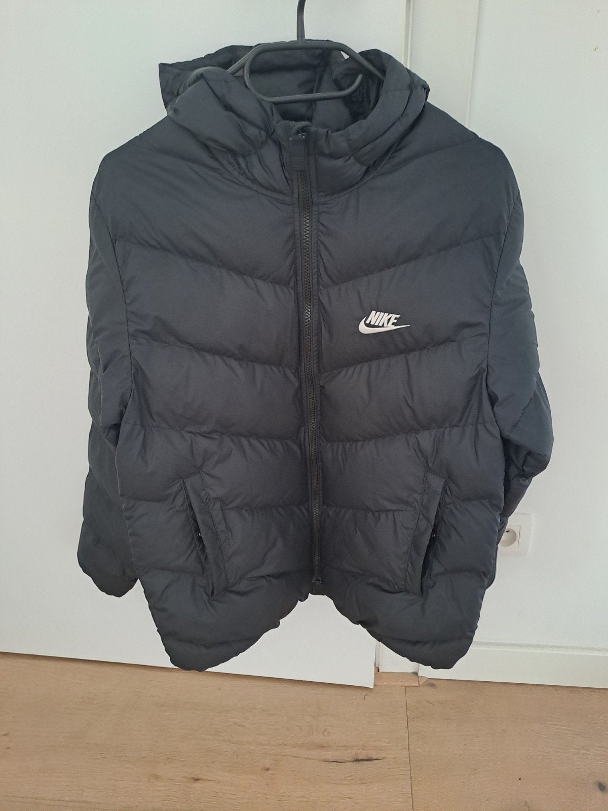 Nike jas, Ophalen