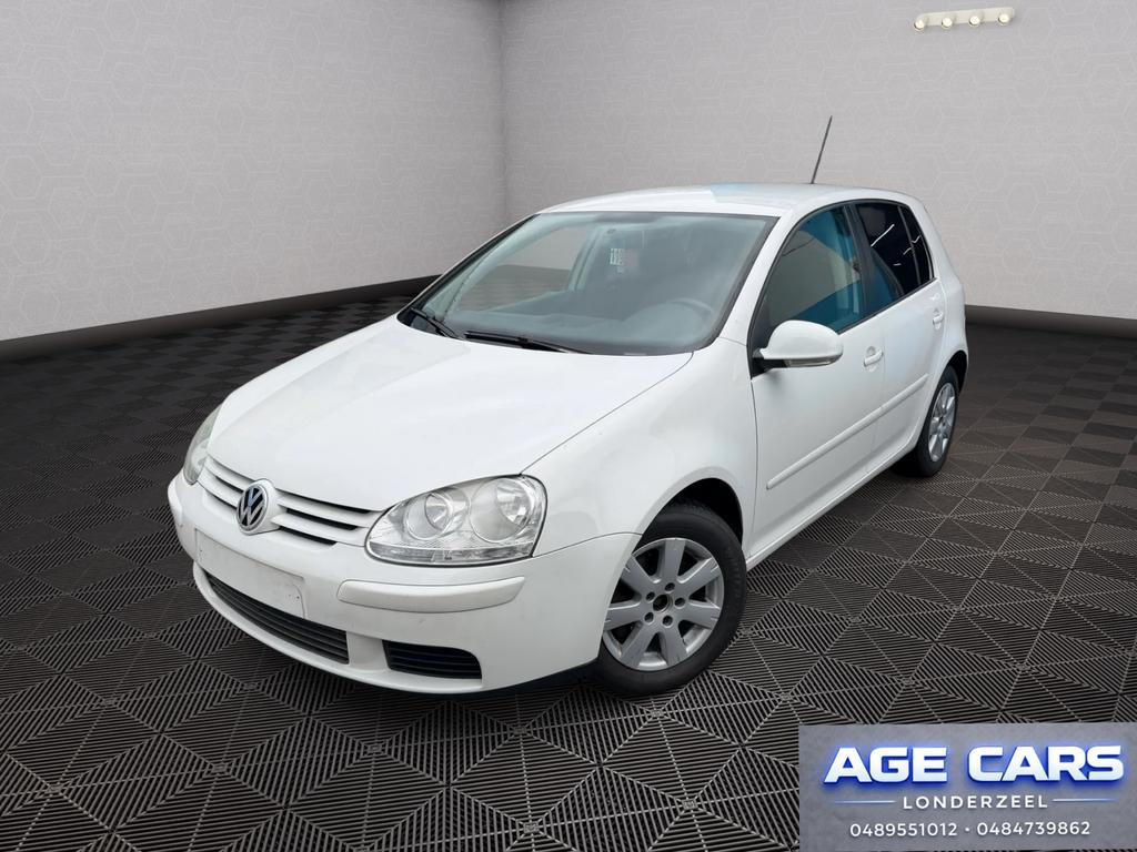 Volkswagen Golf 5 Benzine Automatische Transmissie, Auto's, Zwart, 4 cilinders, USB, Wit