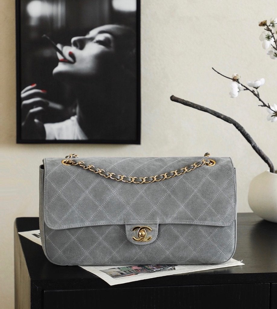 Chanel Mini Souplissimo Quilted Suede Flap Bag, Handtassen en Accessoires, Verzenden, Grijs