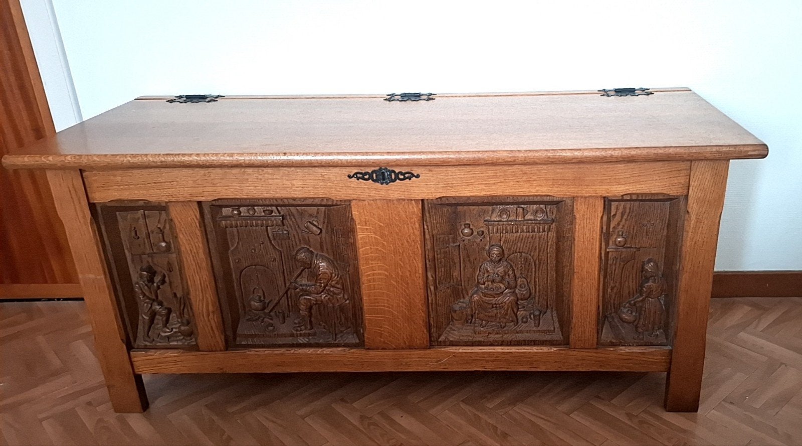 Coffre en chêne sculpté, Chêne