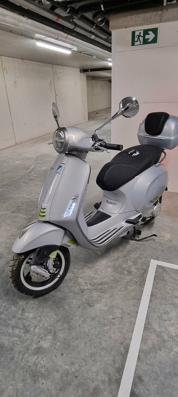 Licht grijze Vespa, Ophalen of Verzenden