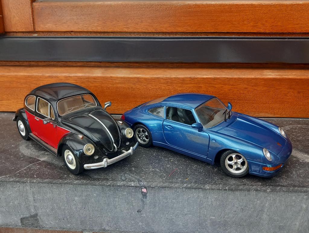 Porsche 911  & Vw Beetle oldtimer , schaal 1:24, Hobby en Vrije tijd, Modelauto's | 1:24, Ophalen, Auto