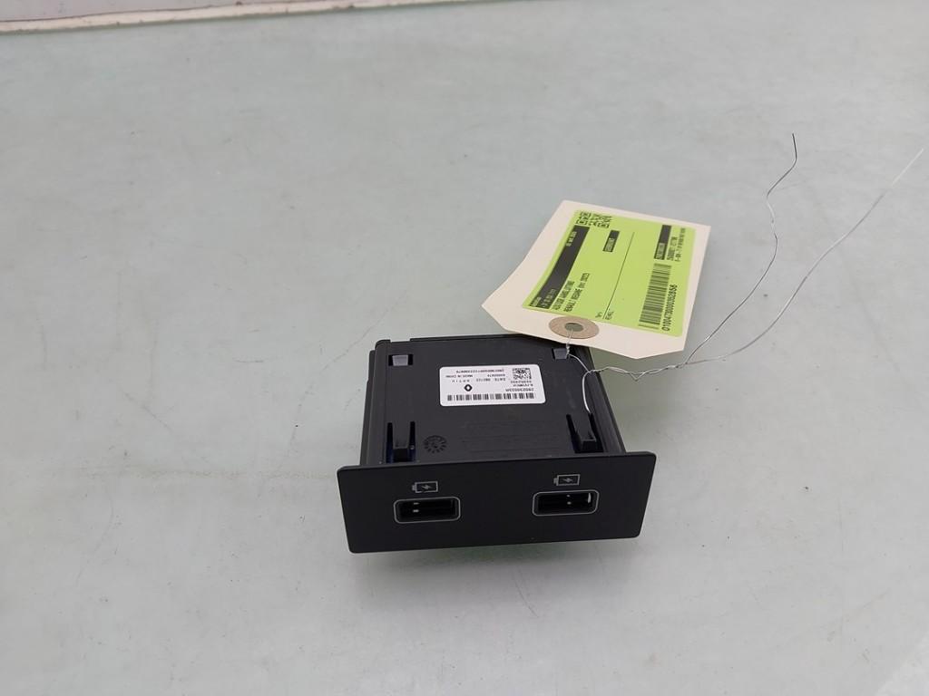 AUX/USB POORT Megane IV Estate (RFBK) (|280230033R|), Auto-onderdelen, Gebruikt, Renault, Peter-Huppertz-Straße 5
51063  Köln, DE