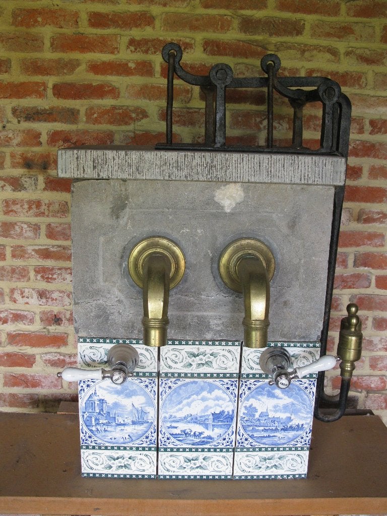 Ancienne station de pompage en pierre bleue avec pompe, Enlèvement, Utilisé